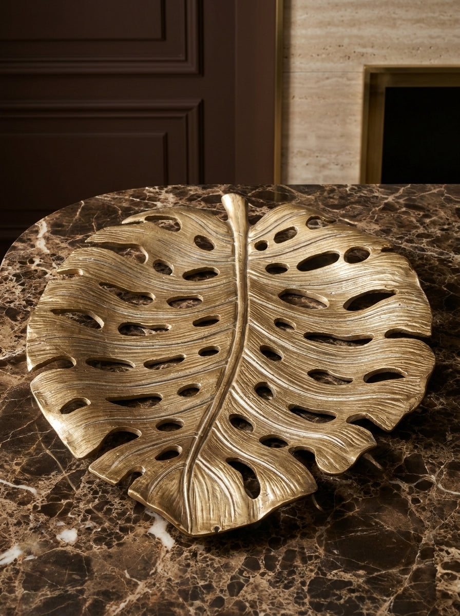 Golden Monstera – Gold Yaprak Formlu Dekoratif Tepsi