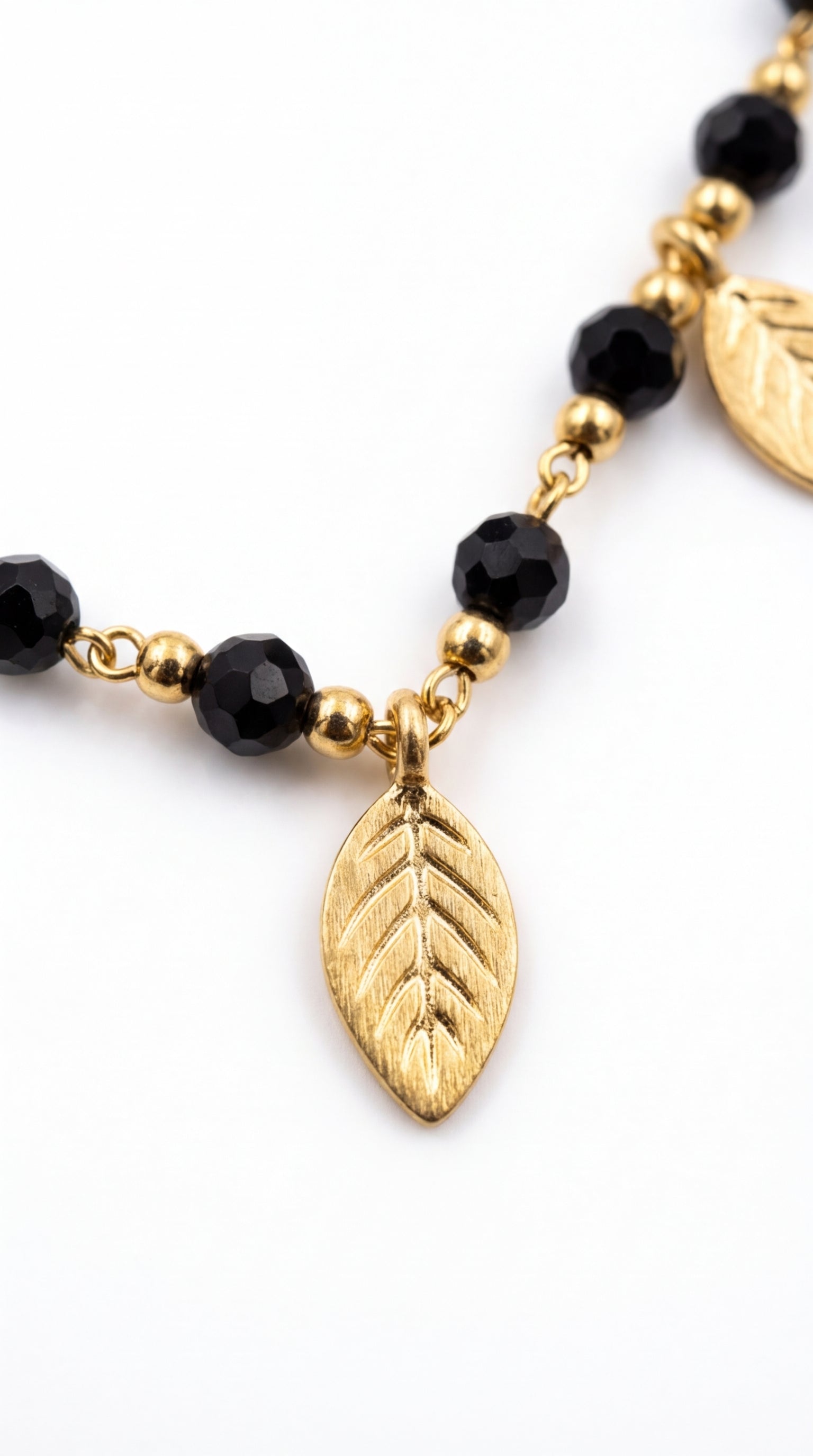 Noir Leaf Kolye