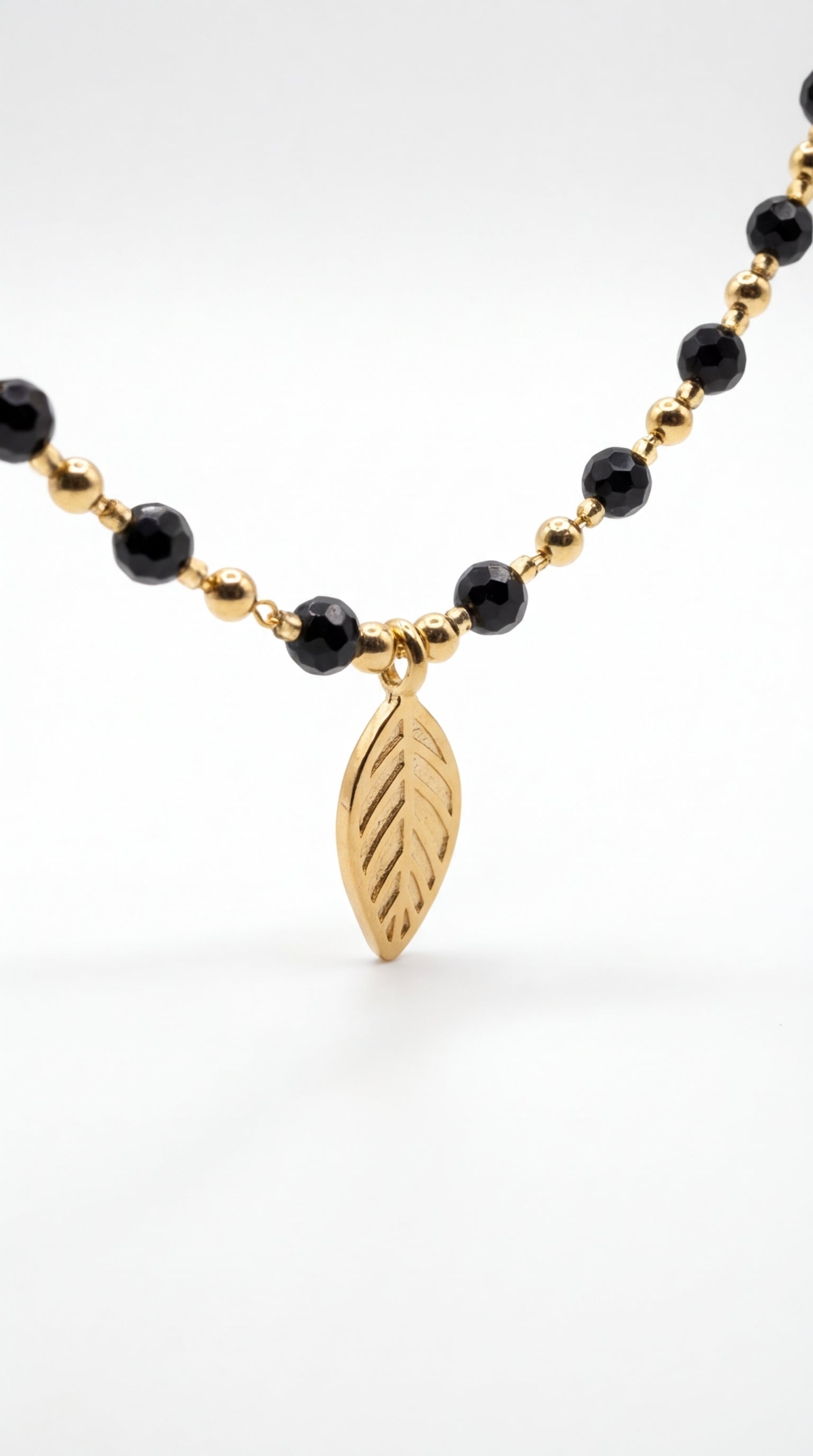 Noir Leaf Kolye