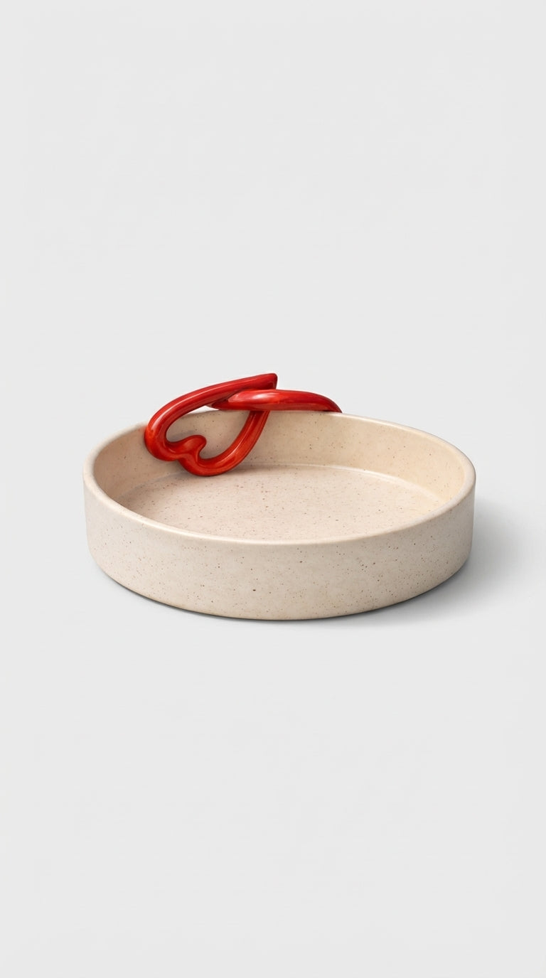 El Yapımı Seramik Tabak – Kalp Formlu Tutma Detayı