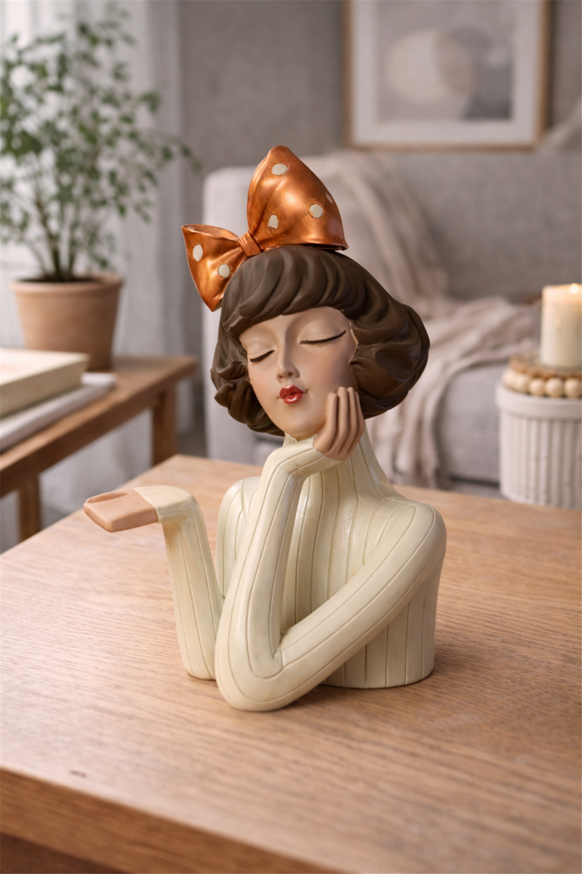 El Yapımı Seramik Kız Figürlü Kase – Ivory Amber Bow