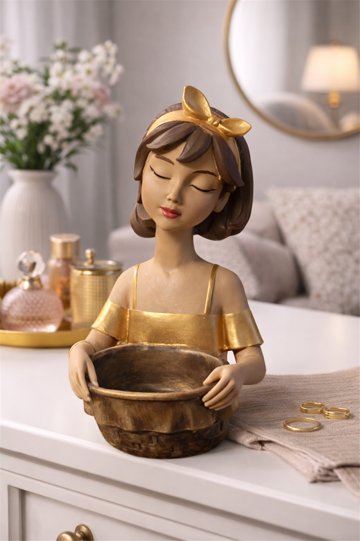 El Yapımı Seramik Kız Figürlü Kase – Golden Blush Bow