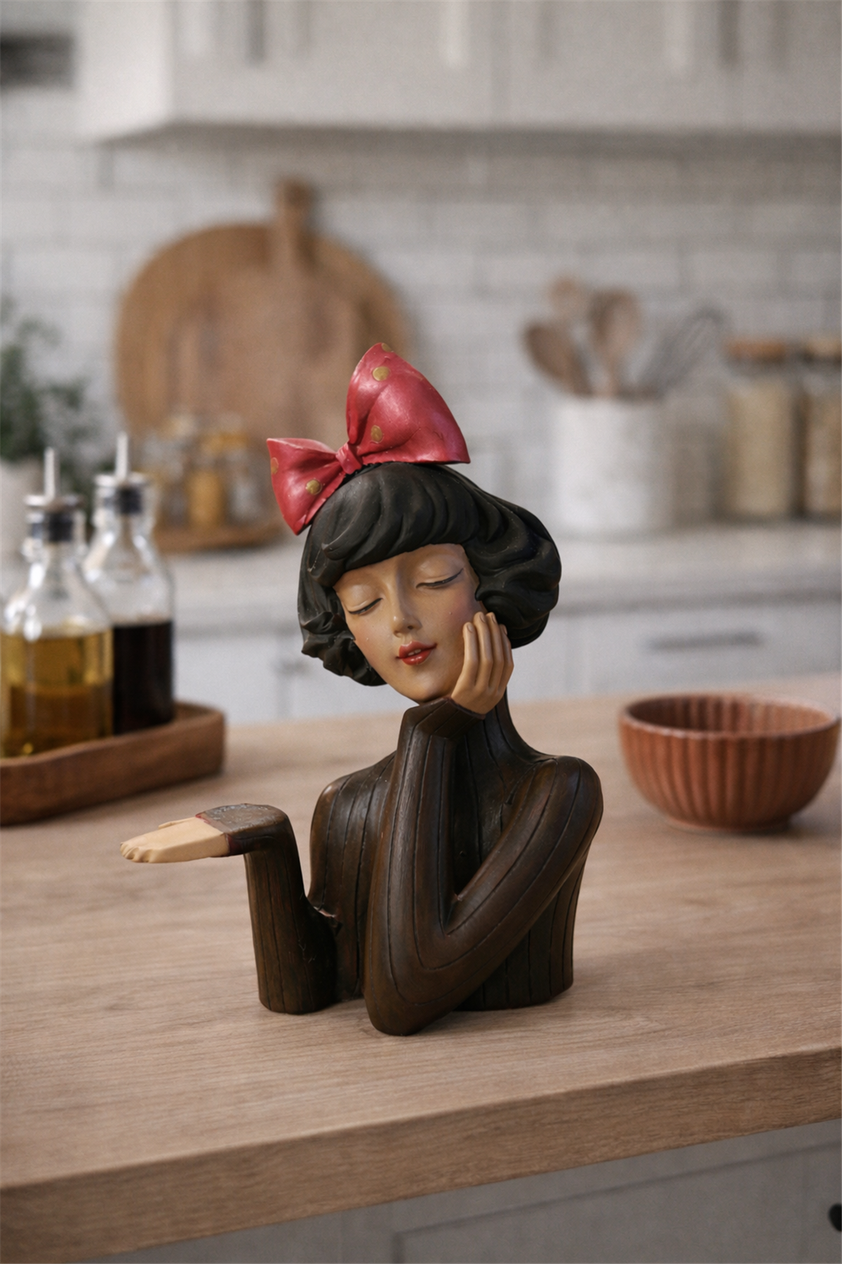 El Yapımı Seramik Kız Figürlü Kase – Midnight Red Bow