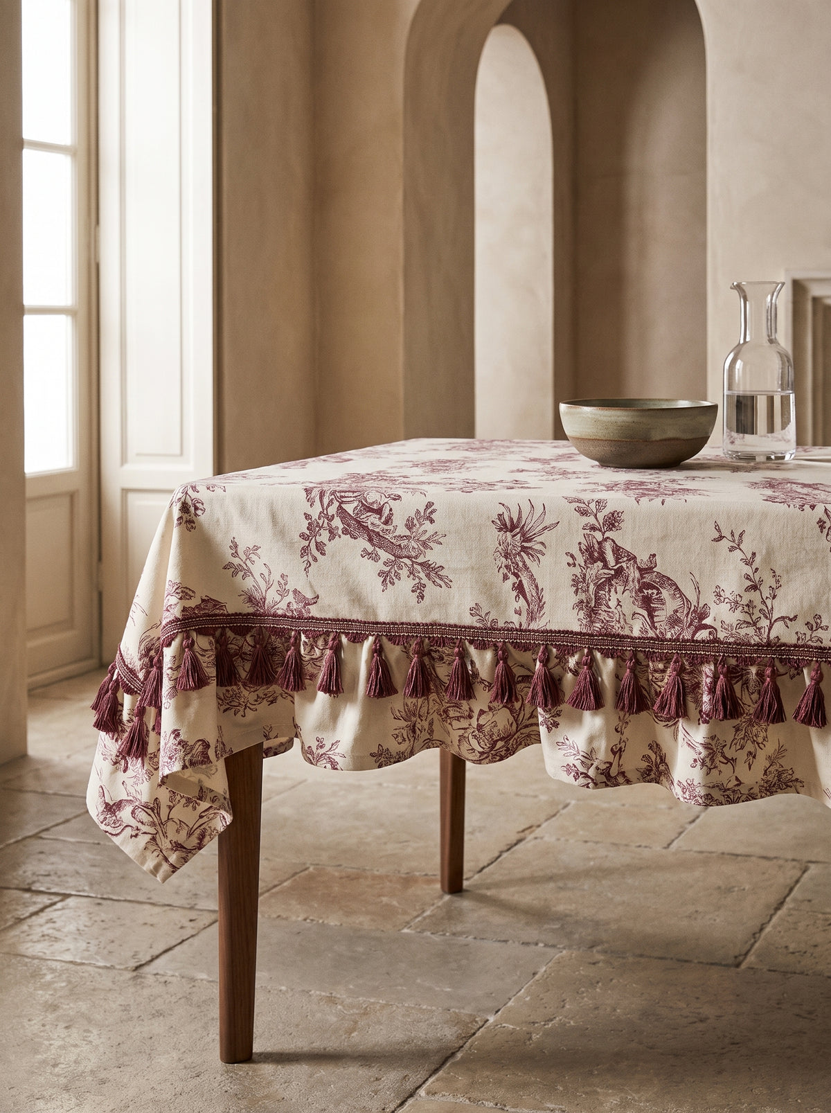 Toilea Burgundy Ruffle Masa Örtüsü