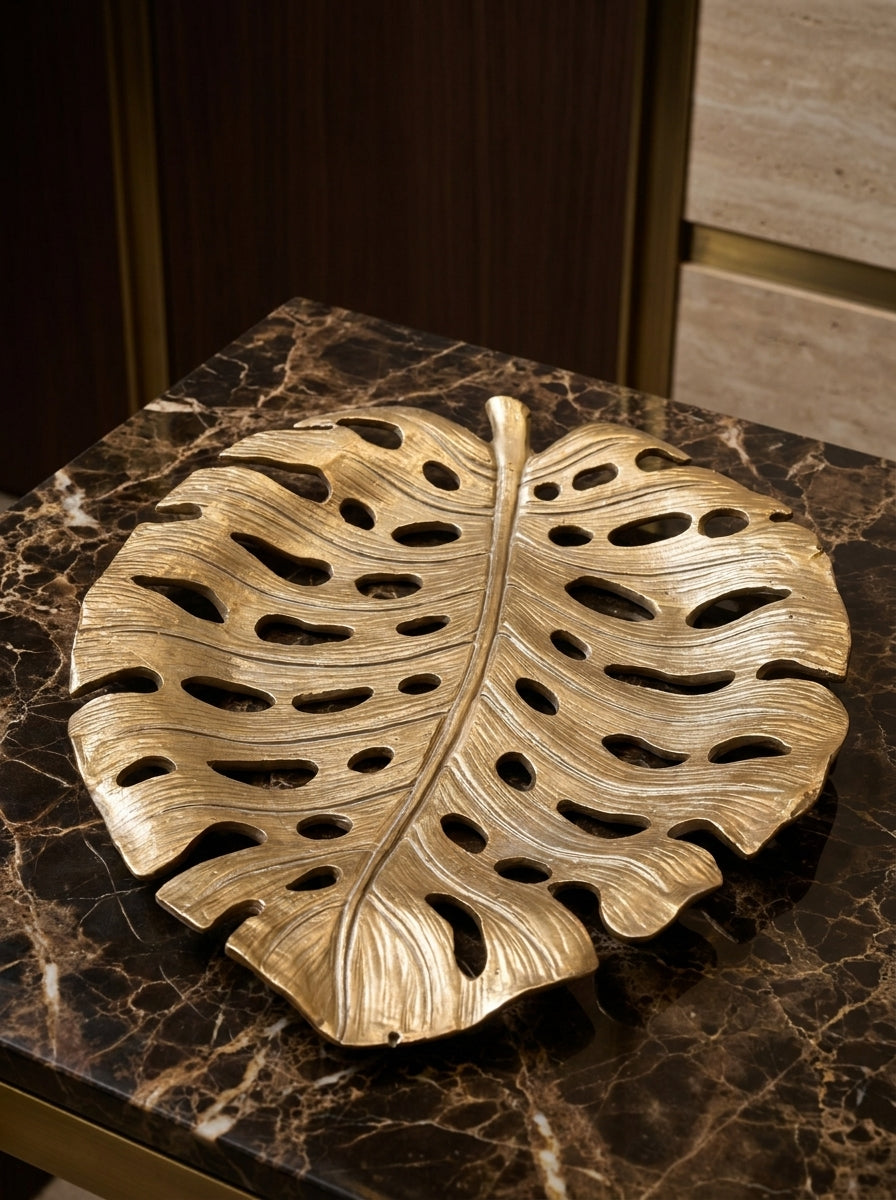 Golden Monstera – Gold Yaprak Formlu Dekoratif Tepsi