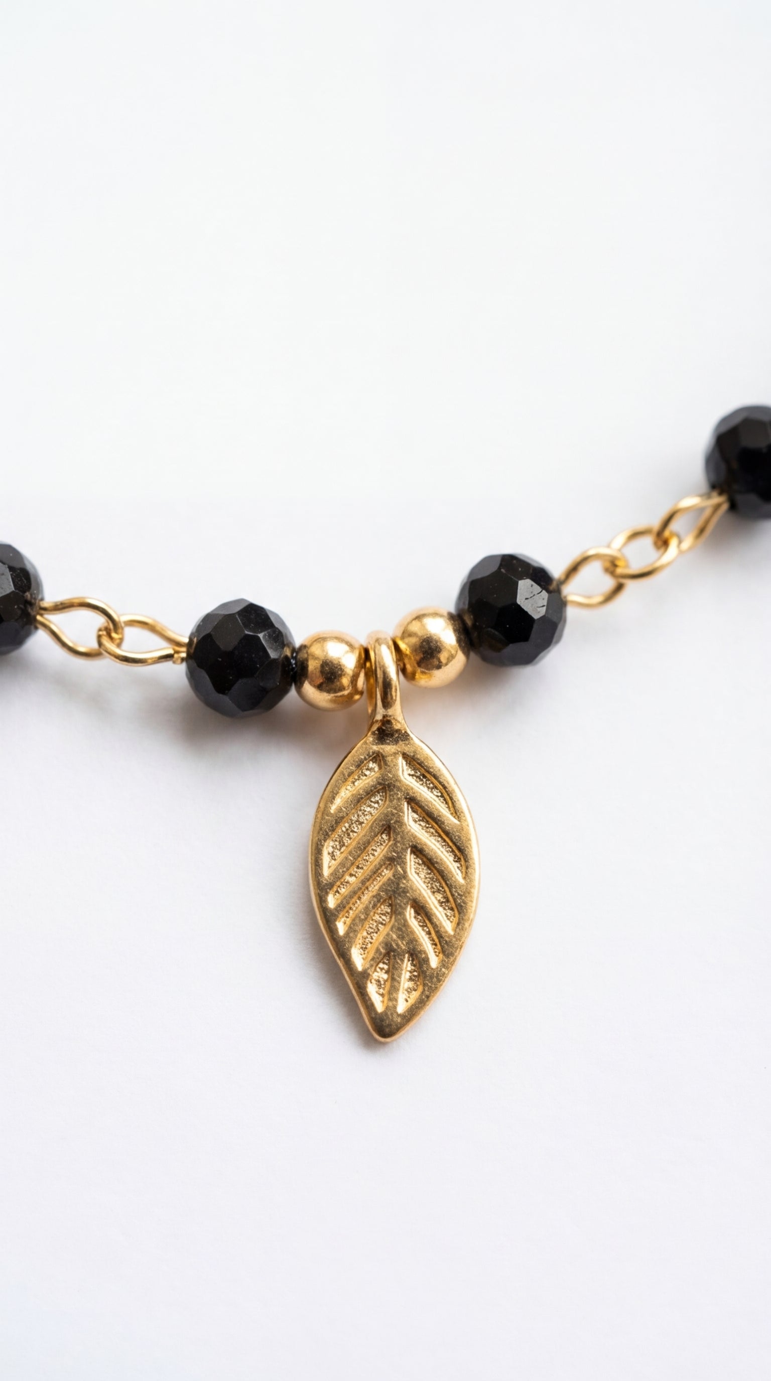 Noir Leaf Kolye
