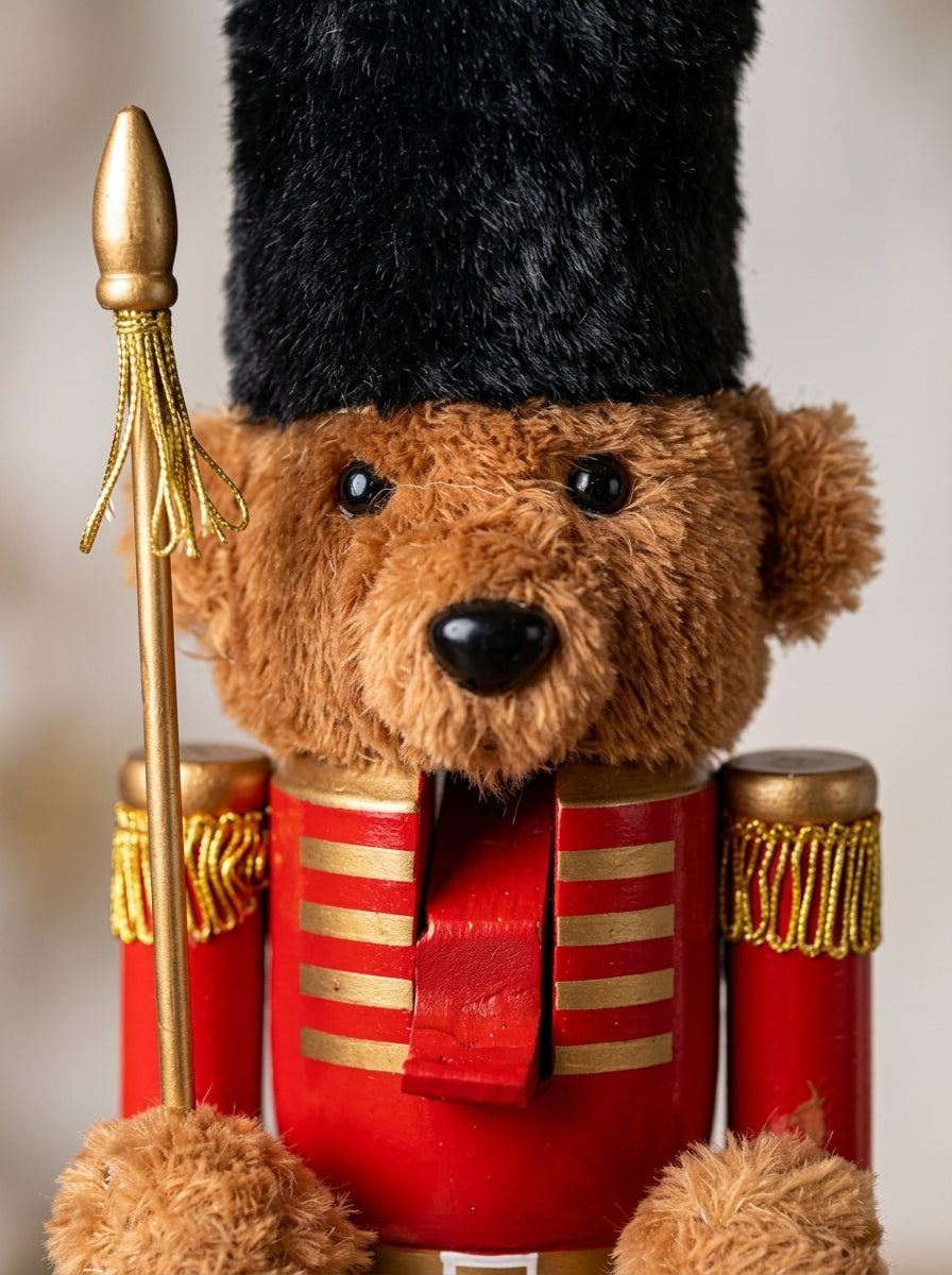 Royal Teddy Guard Kırmızı Üniformalı Dekoratif Yılbaşı Ayıcığı – 36 CM