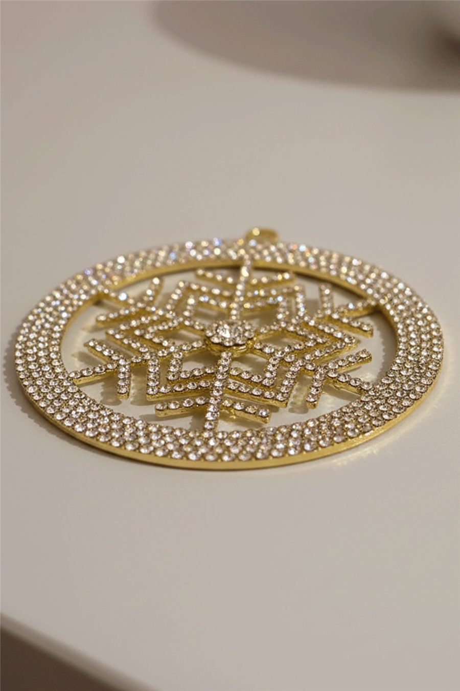 زينة شجرة عيد الميلاد الذهبية على شكل ندفة ثلجية بحلقات كريستالية