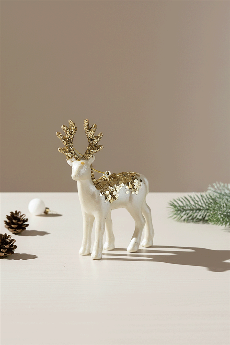 زينة شجر الكريسماس على شكل غزال أبيض لامع ذهبي