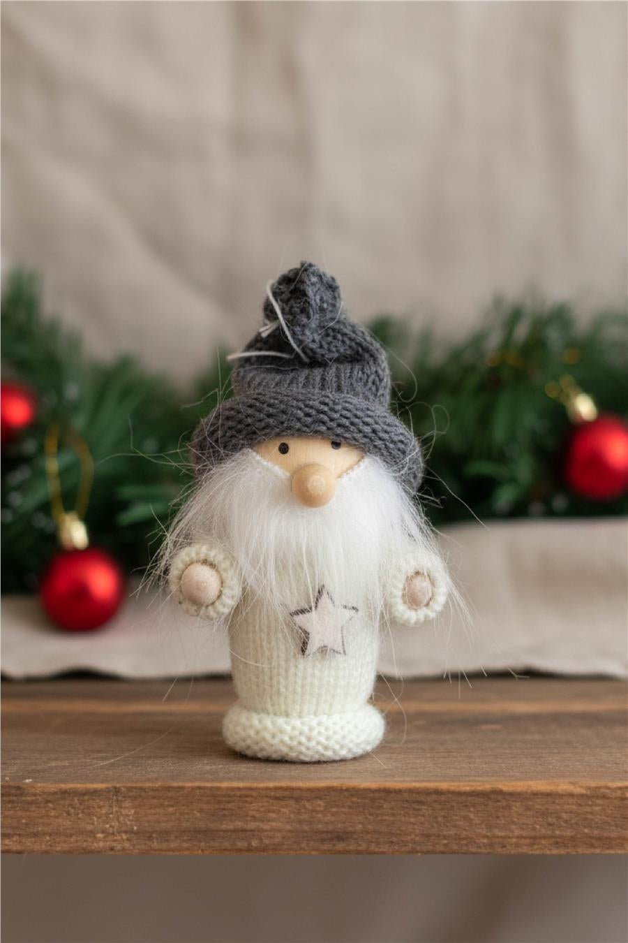Yılbaşı Ağaç Süsü – Gri Bereli Noel Figürü